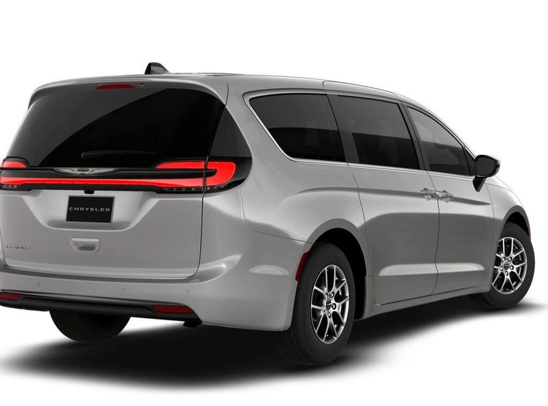 2026 Chrysler Pacifica photo 2