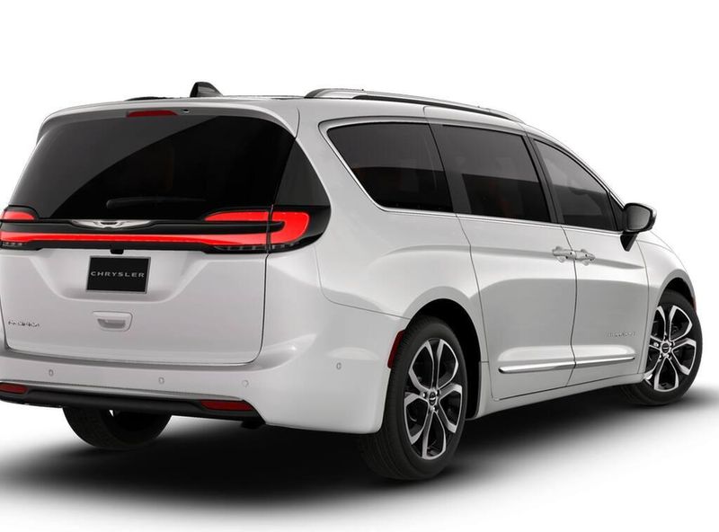 2026 Chrysler Pacifica Pinnacle photo 2