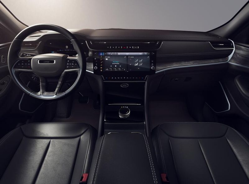 New 2026 Jeep Grand Cherokee L Limited 4x2Image 6