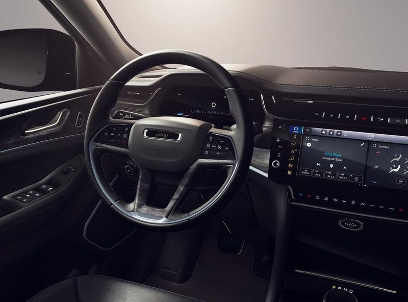New 2026 Jeep Grand Cherokee L Limited 4x2Image 9