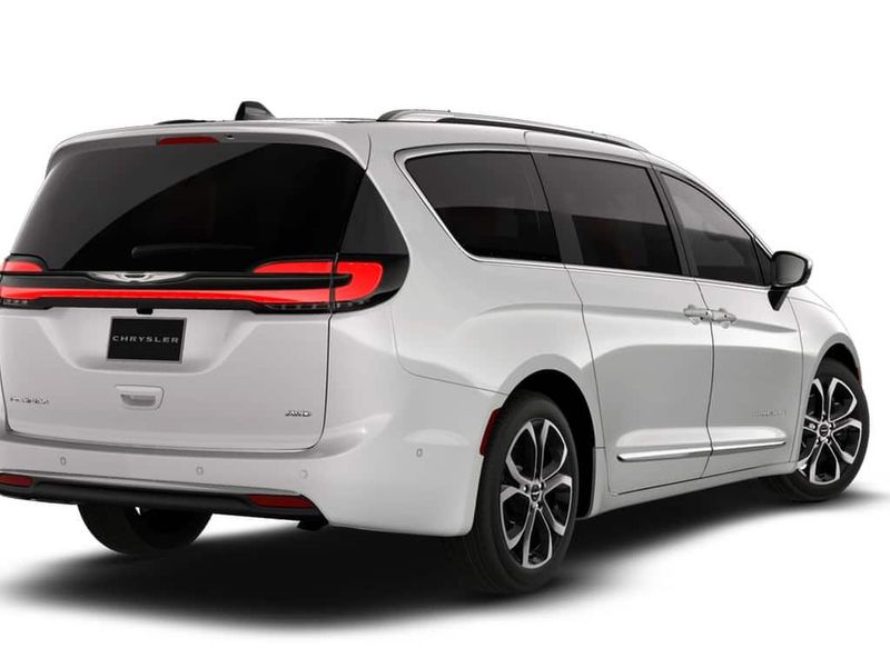 2026 Chrysler Pacifica Pinnacle photo 2