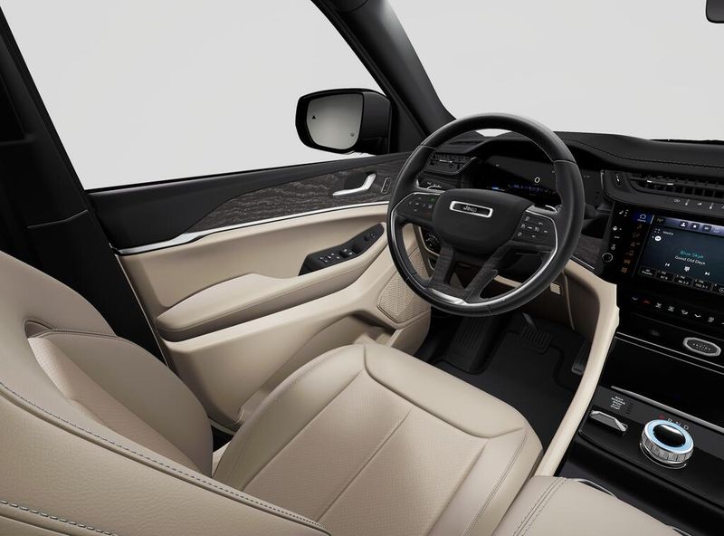 New 2027 Jeep Grand Cherokee L Limited 4x4Image 8