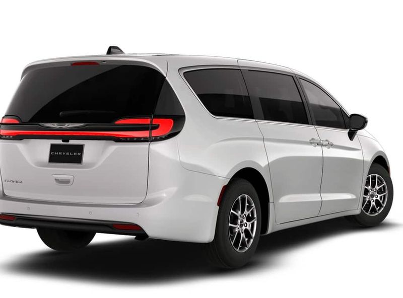 New 2026 Chrysler Pacifica SelectImage 2