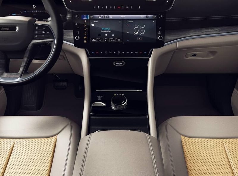 New 2026 Jeep Grand Cherokee L Limited 4x4Image 5