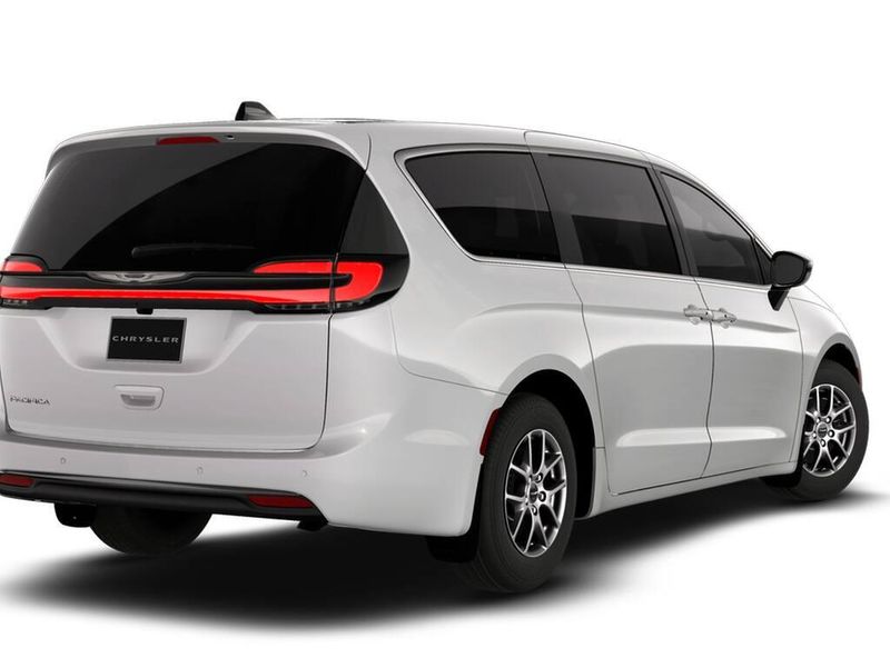 New 2026 Chrysler Pacifica SelectImage 2