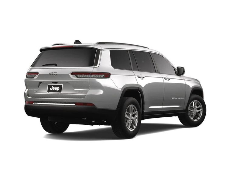 2025 Jeep Grand Cherokee Laredo photo 2