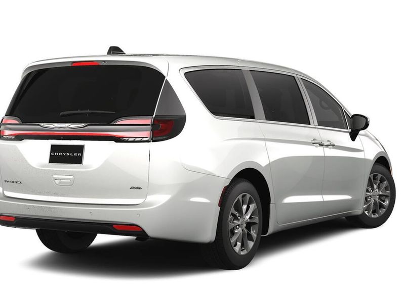 2025 Chrysler Pacifica photo 2