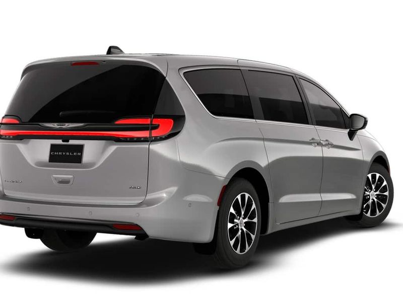 2026 Chrysler Pacifica photo 2