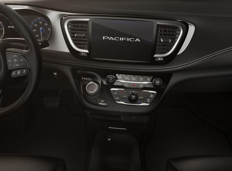 2026 Chrysler Pacifica photo 3