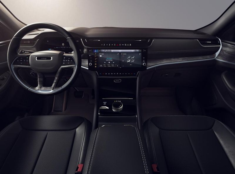 New 2026 Jeep Grand Cherokee L Laredo Altitude 4x4