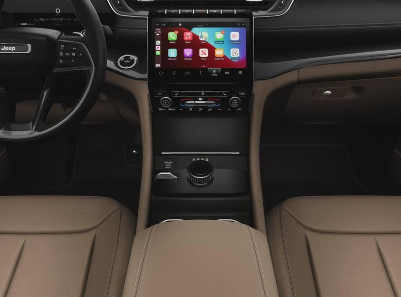 2025 Jeep Grand Cherokee Limited photo 2