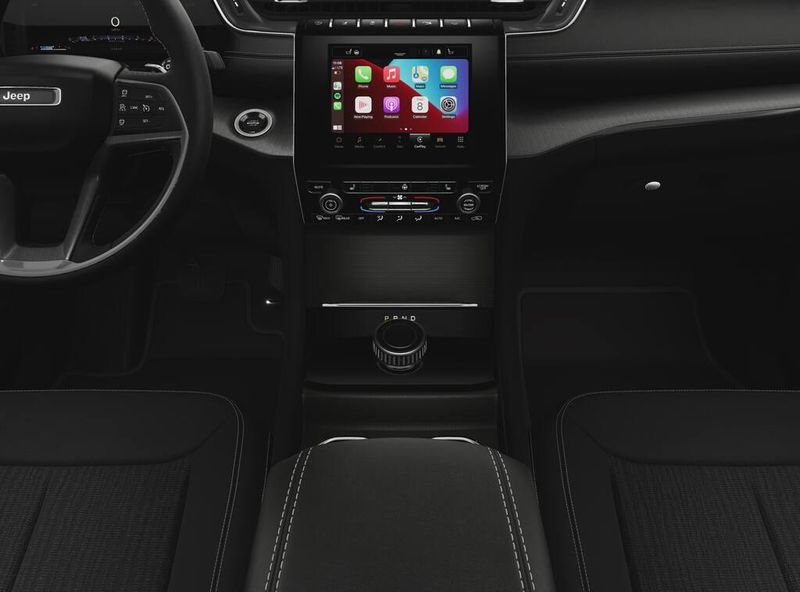 2025 Jeep Grand Cherokee Laredo photo 3