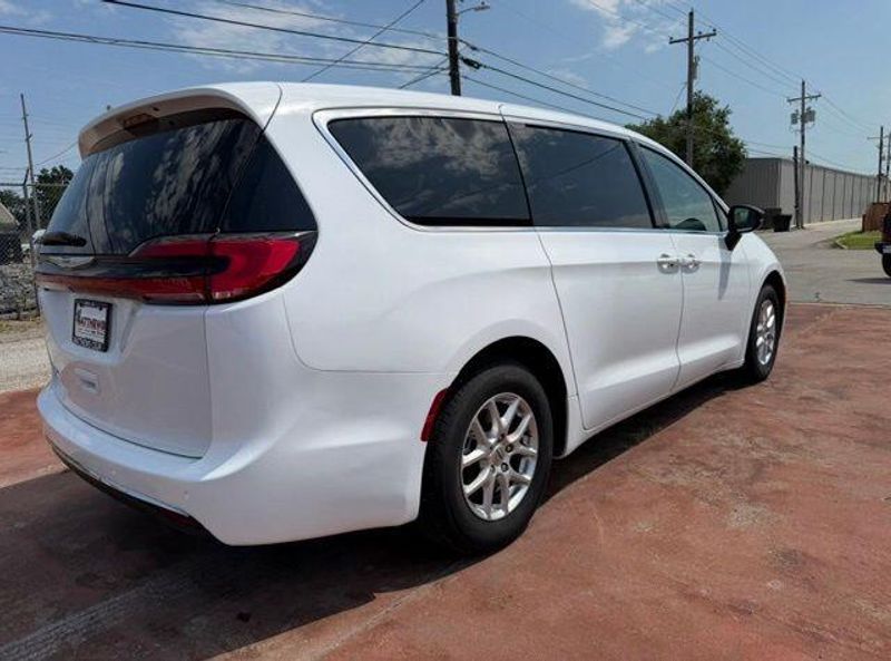 Used 2024 Chrysler Pacifica Touring LImage 5
