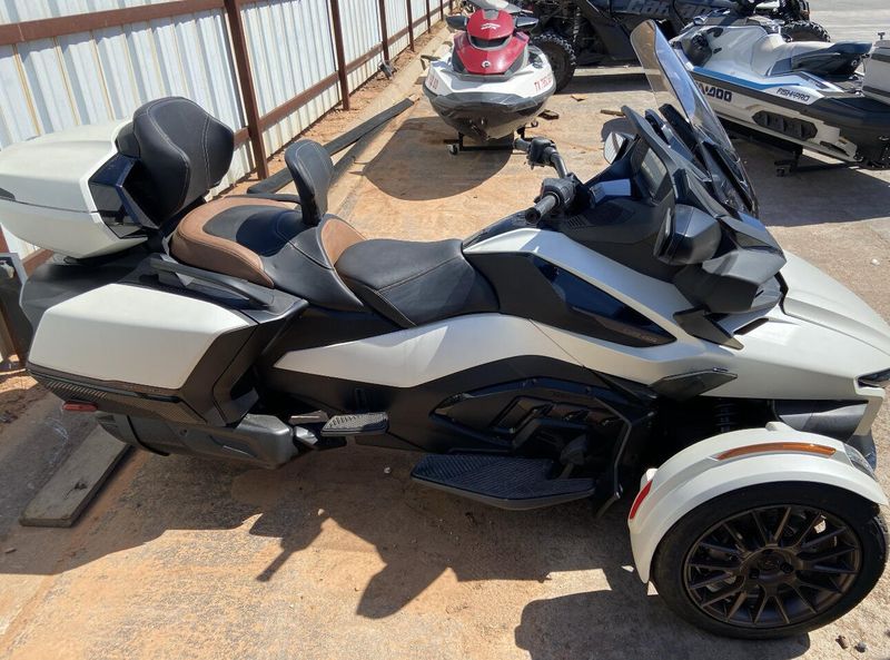 2024 Can-Am SPYDER RT SEA TO SKY VEGAS WHITE SATIN MOKAImage 2