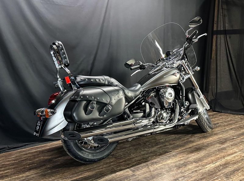 2025 Kawasaki VULCAN 900 CLASSIC LT METALLIC GRAPHITE GRAY AND METALLIC CARBON GRAY Image 3