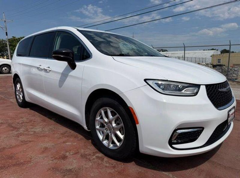 Used 2024 Chrysler Pacifica Touring LImage 3