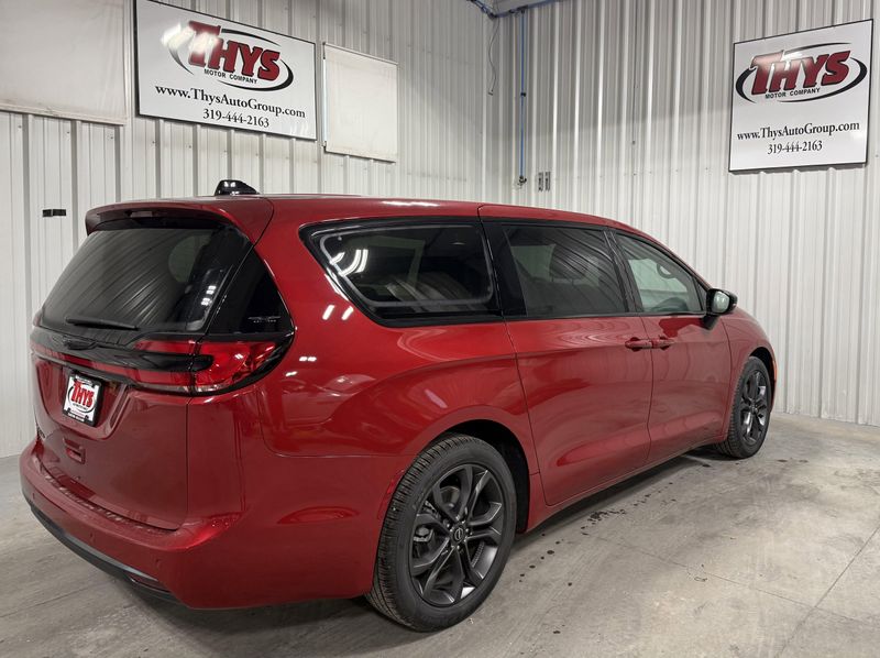 New 2026 Chrysler Pacifica SelectImage 3