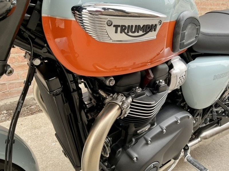 2023 Triumph Bonneville T100 in a Light Blue & Orange exterior color. Motoworks Chicago 312-738-4269 motoworkschicago.com 