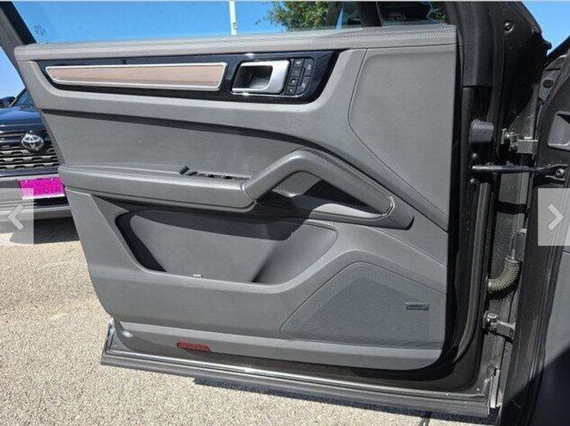 2021 Porsche Cayenne GTS photo 4