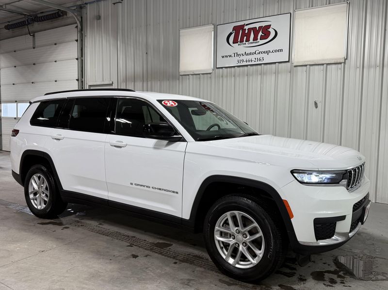 Used 2024 Jeep Grand Cherokee L LaredoImage 1