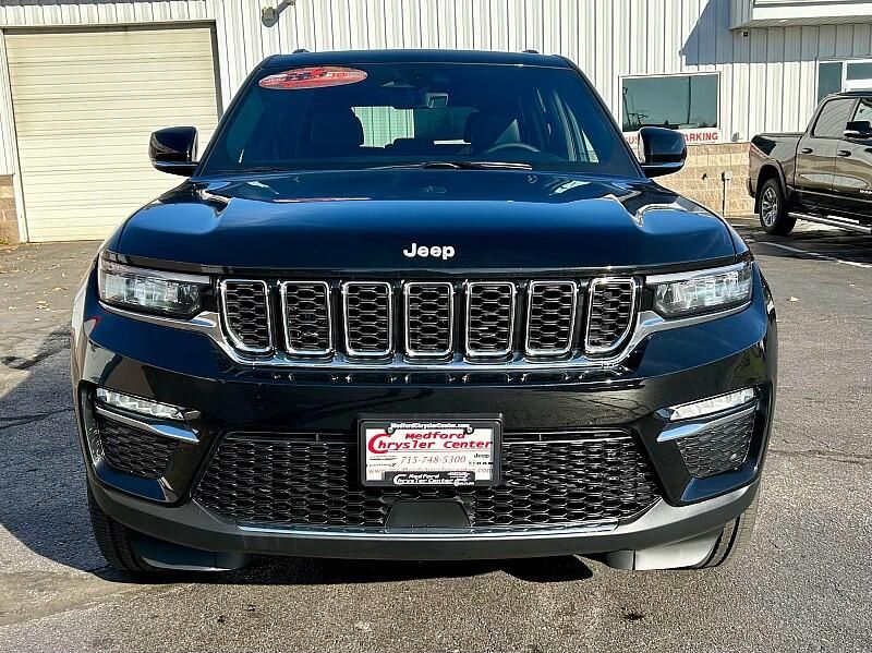 2025 Jeep Grand Cherokee Limited photo 2