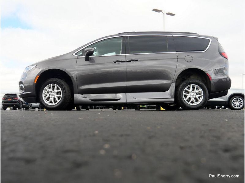 Used 2022 Chrysler Pacifica Touring L