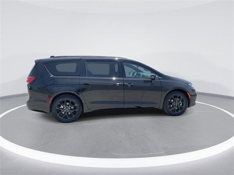 2024 Chrysler Pacifica Touring LImage 9