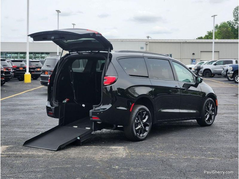 New 2026 Chrysler Pacifica Select