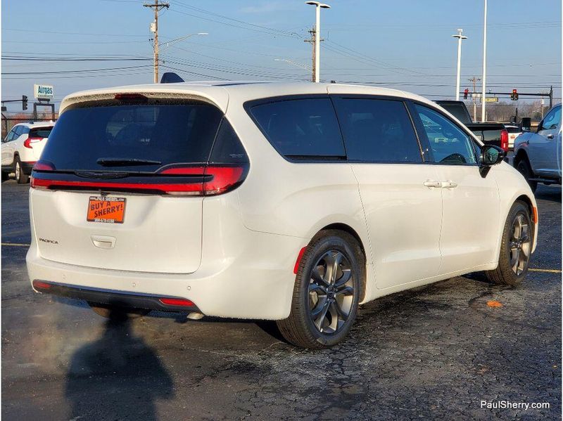 New 2026 Chrysler Pacifica Select
