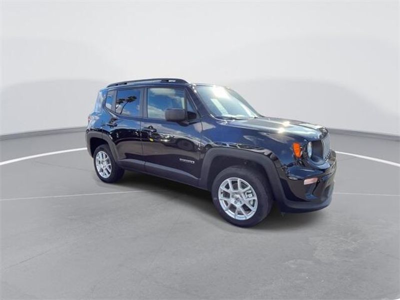 2023 Jeep Renegade Latitude 4x4Image 2