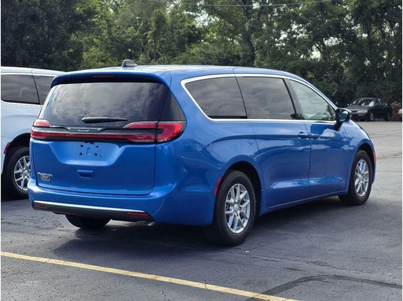 New 2027 Chrysler Pacifica Select
