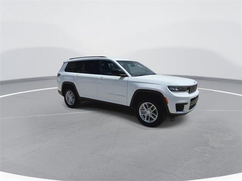 2023 Jeep Grand Cherokee L Laredo 4x4Image 2