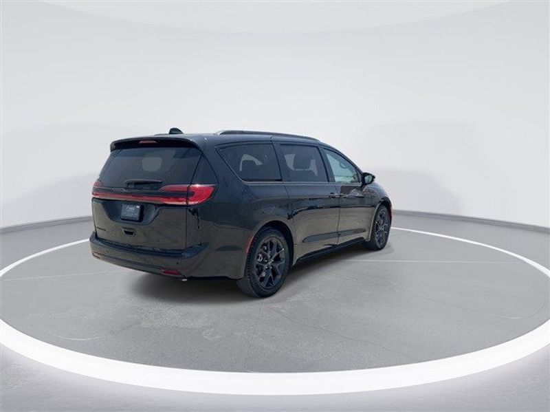 2024 Chrysler Pacifica Touring LImage 8