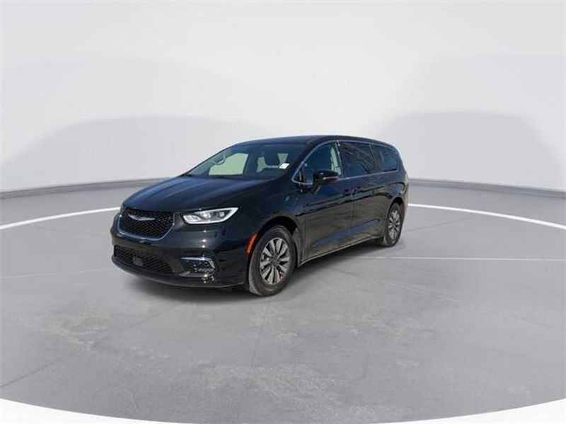 2024 Chrysler Pacifica Plug-in Hybrid SelectImage 4