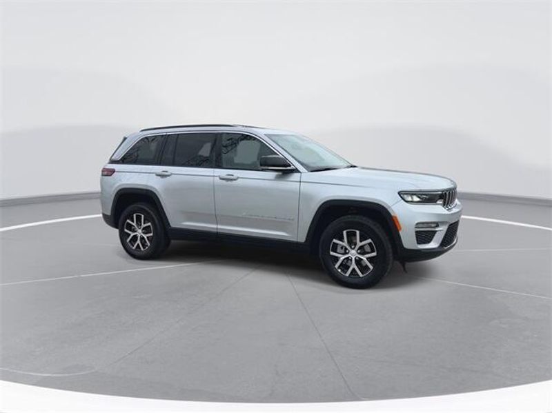 2024 Jeep Grand Cherokee Limited photo 2