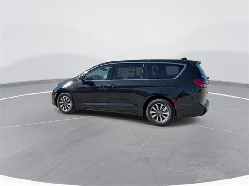 2024 Chrysler Pacifica Plug-in Hybrid SelectImage 6