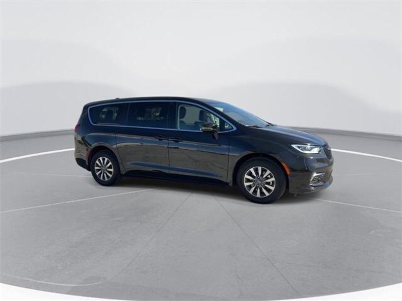 2024 Chrysler Pacifica Plug-in Hybrid SelectImage 2