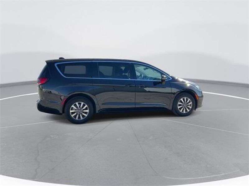 2024 Chrysler Pacifica Plug-in Hybrid SelectImage 9