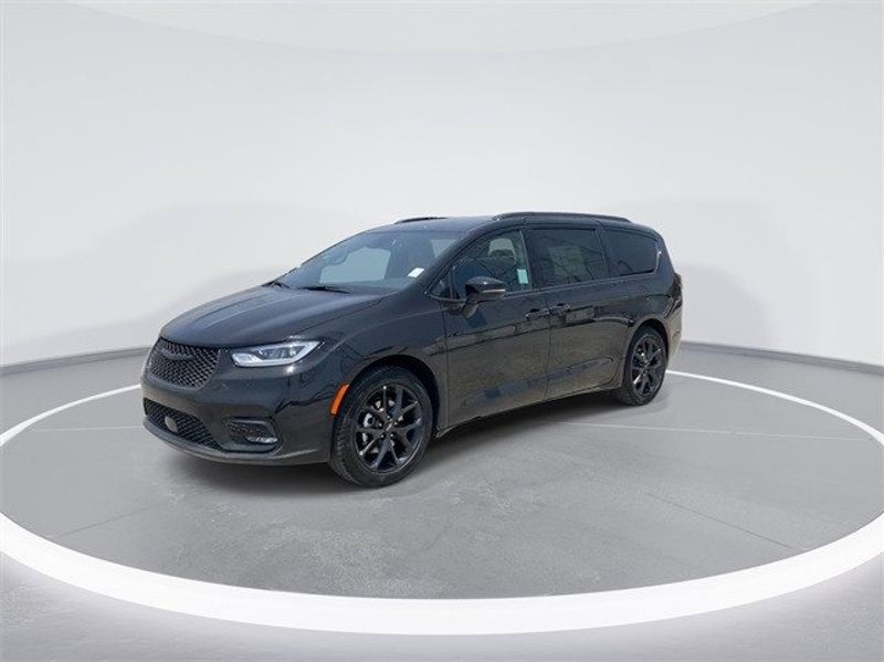 2024 Chrysler Pacifica Touring LImage 4