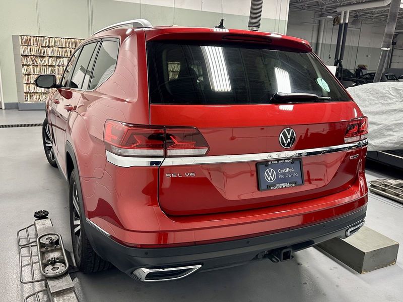 2022 Volkswagen Atlas SEL AWD w/Sunroof & Navi in a Aurora Red Metallic exterior color and Black Heated Seatsinterior. Schmelz Countryside Alfa Romeo and Fiat (651) 968-0556 schmelzfiat.com 