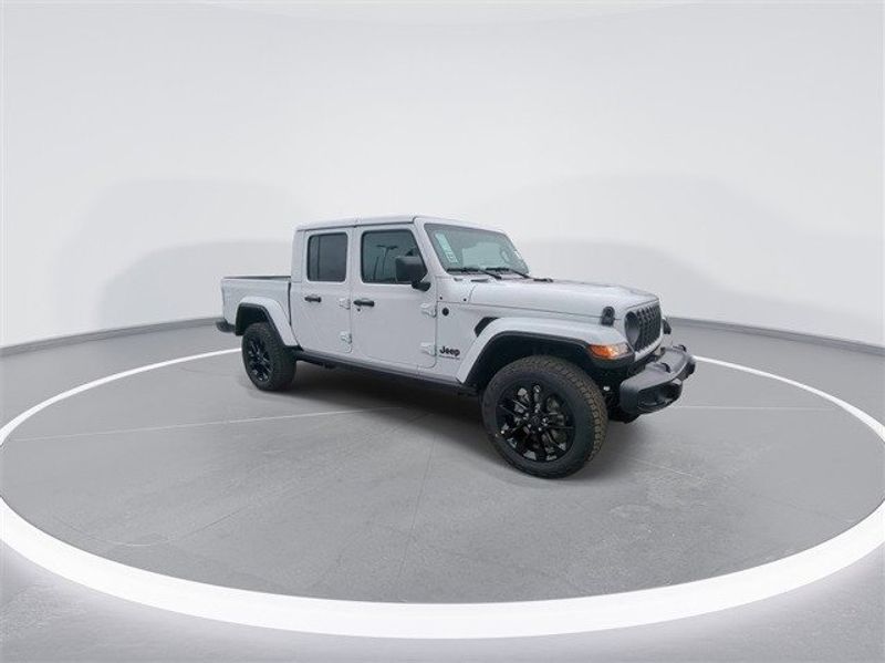 2024 Jeep Gladiator Nighthawk 4x4Image 2