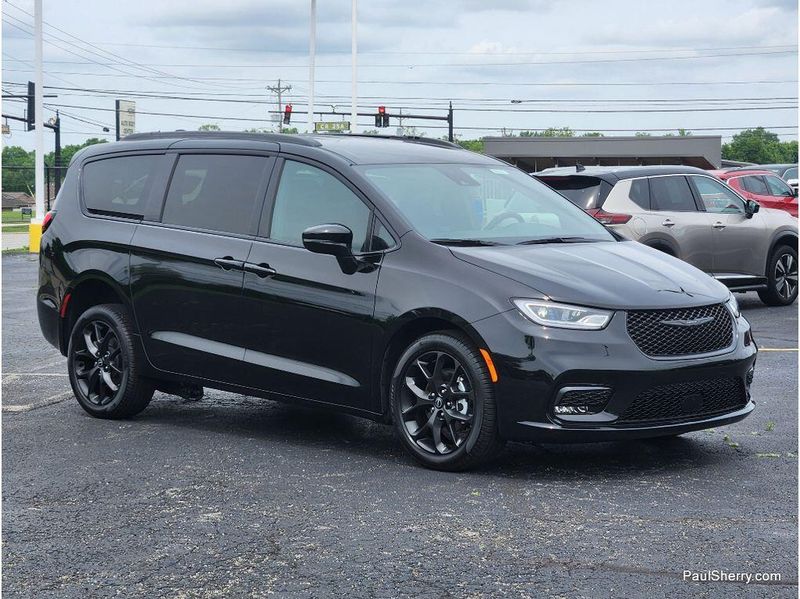 New 2026 Chrysler Pacifica Select