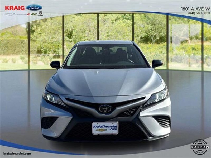2020 Toyota Camry SE photo 2