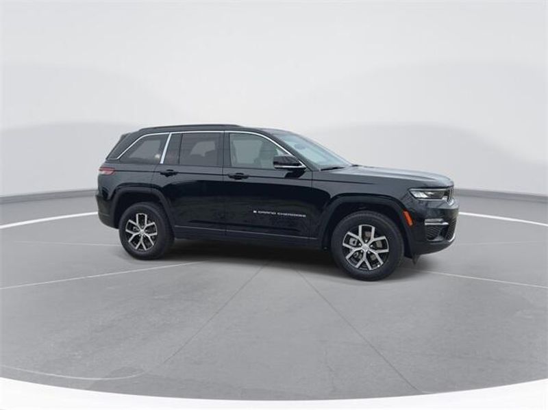 2024 Jeep Grand Cherokee Limited 4x2Image 2