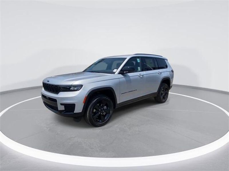 2024 Jeep Grand Cherokee Altitude photo 4