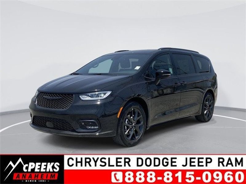 2024 Chrysler Pacifica Touring LImage 1