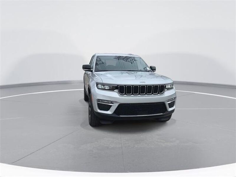 2024 Jeep Grand Cherokee Limited photo 3