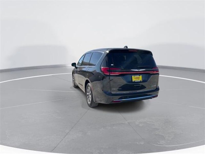 2024 Chrysler Pacifica Plug-in Hybrid SelectImage 7