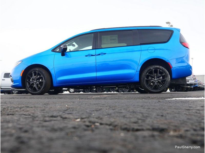 New 2026 Chrysler Pacifica Select