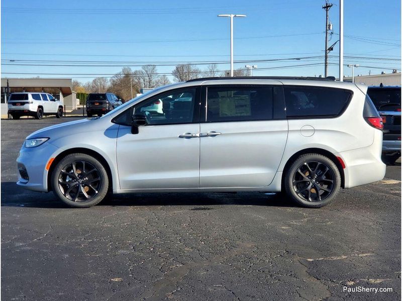 New 2026 Chrysler Pacifica Select